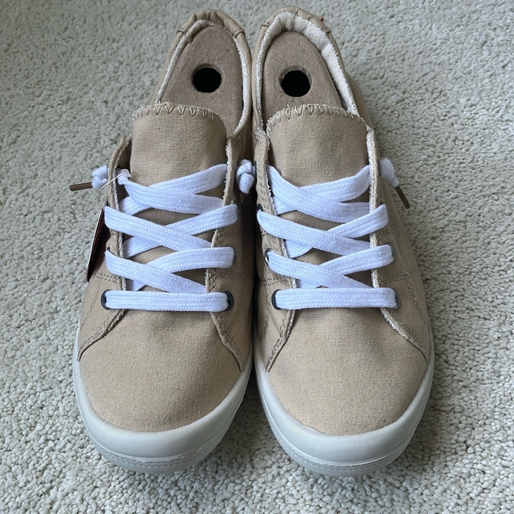 NWT Falls Creek Canvas Sneaker